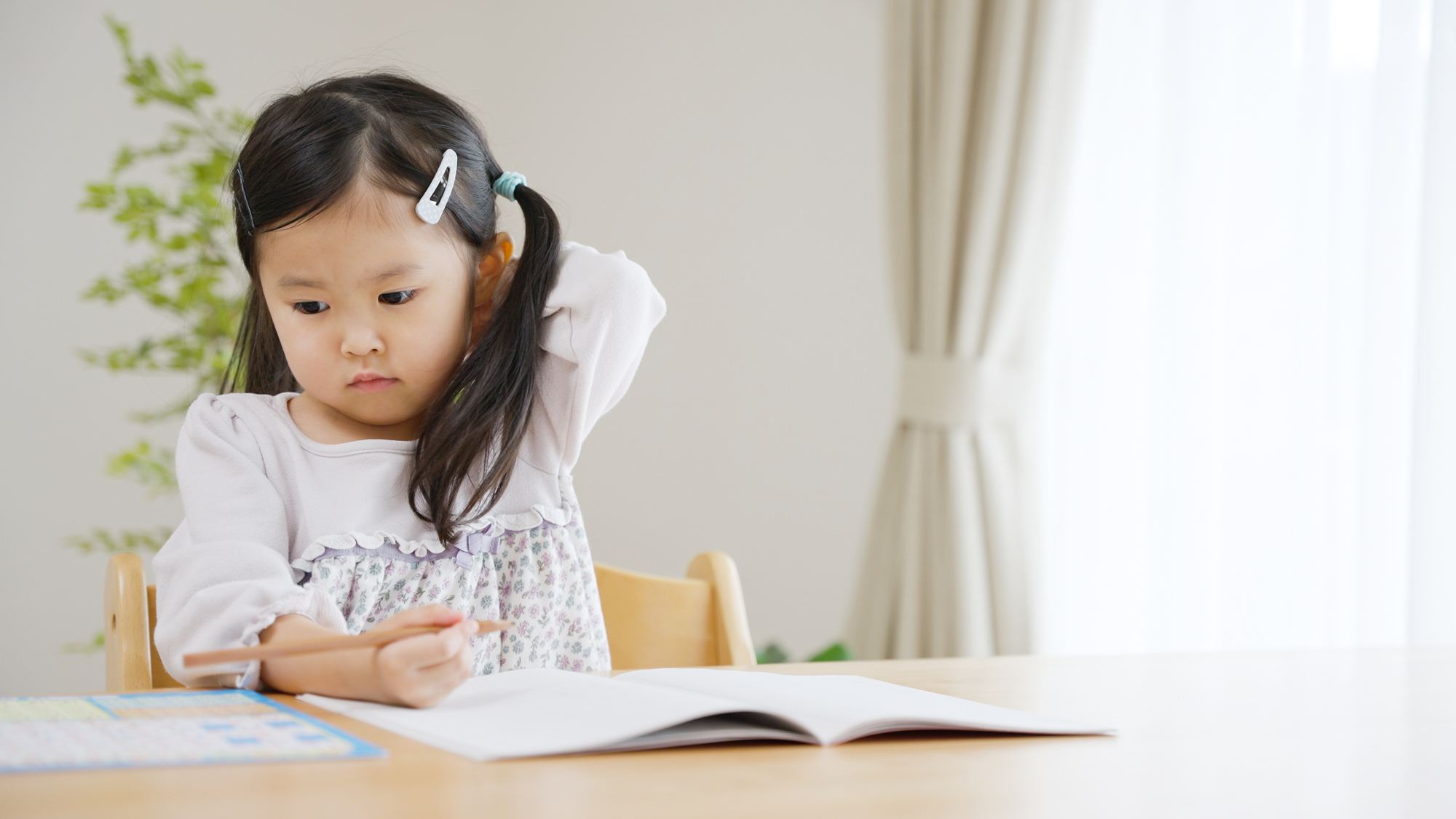 勉強する4歳の子供