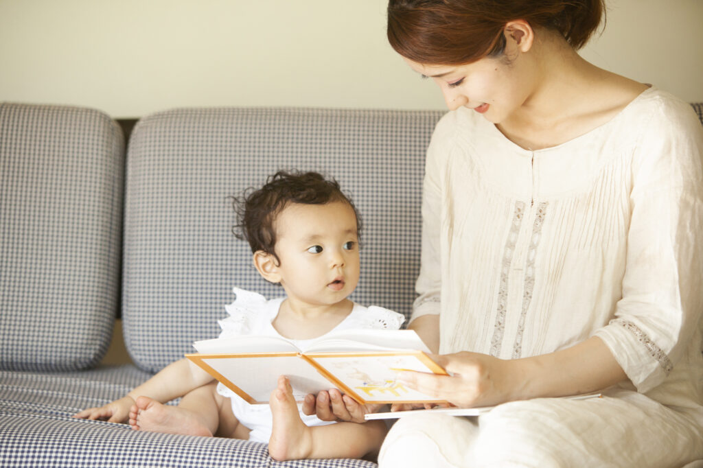 絵本の読み聞かせ