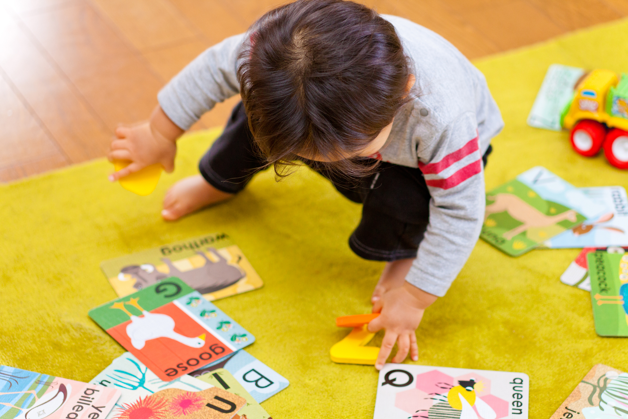 フラッシュカードで遊ぶ子ども