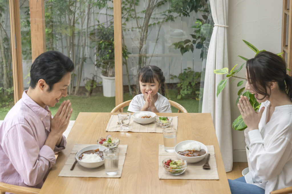 家族で食事の挨拶