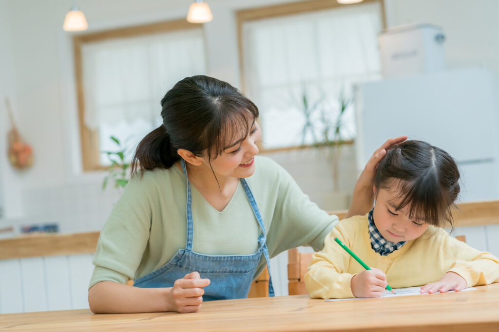 子どもをほめるママ