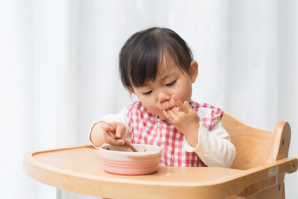 自分で食事をする赤ちゃん