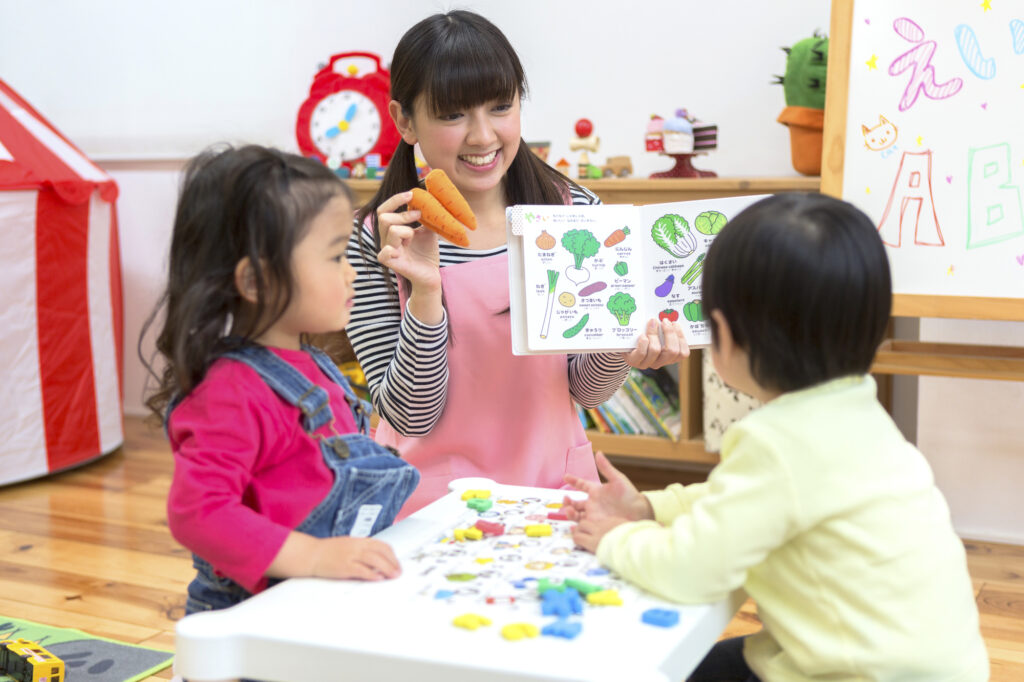 英語の勉強をする子供たち