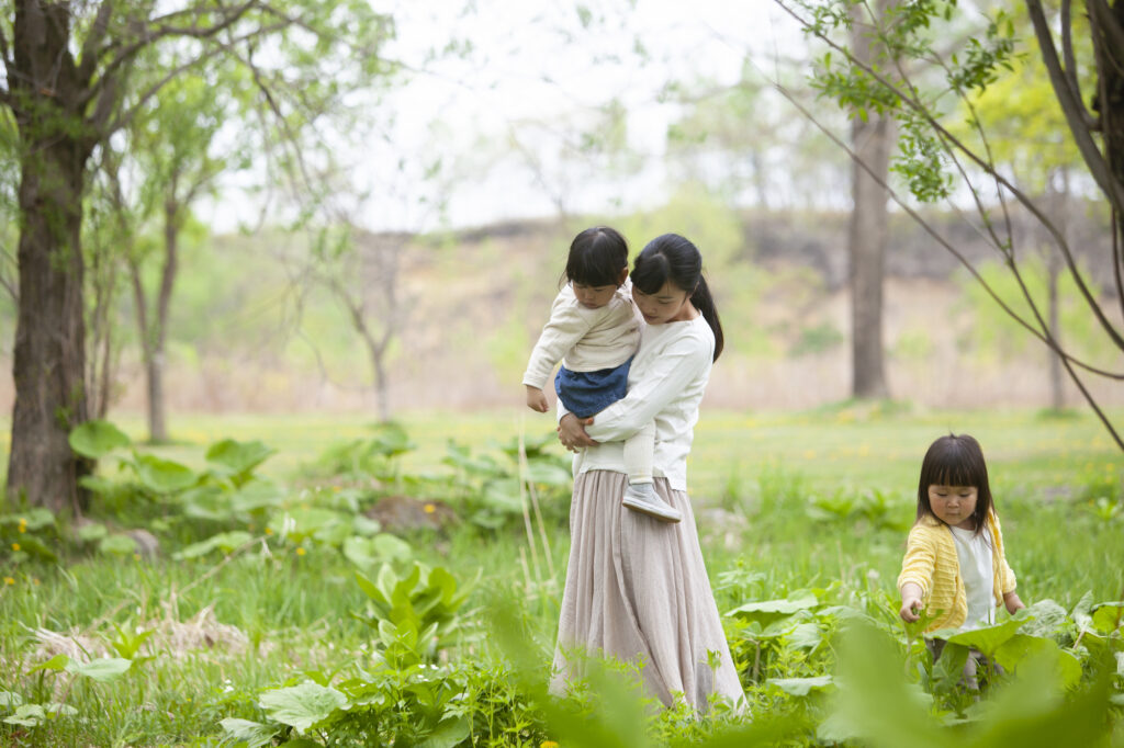 自然の中で遊ぶ子供