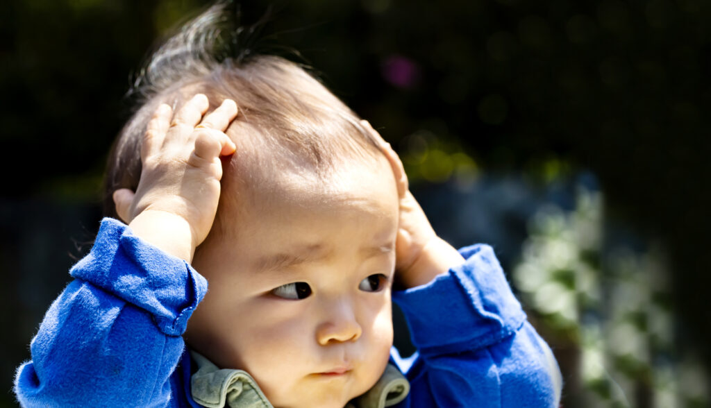 頭を抱えた子供