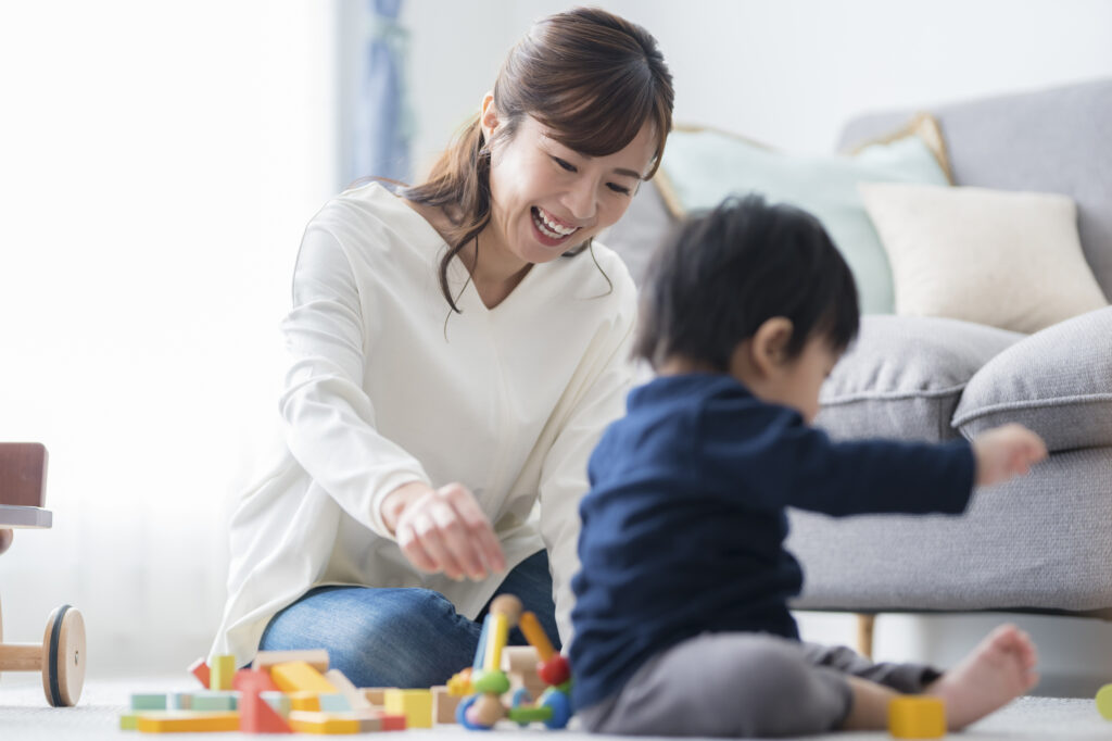 積み木で遊ぶ親子