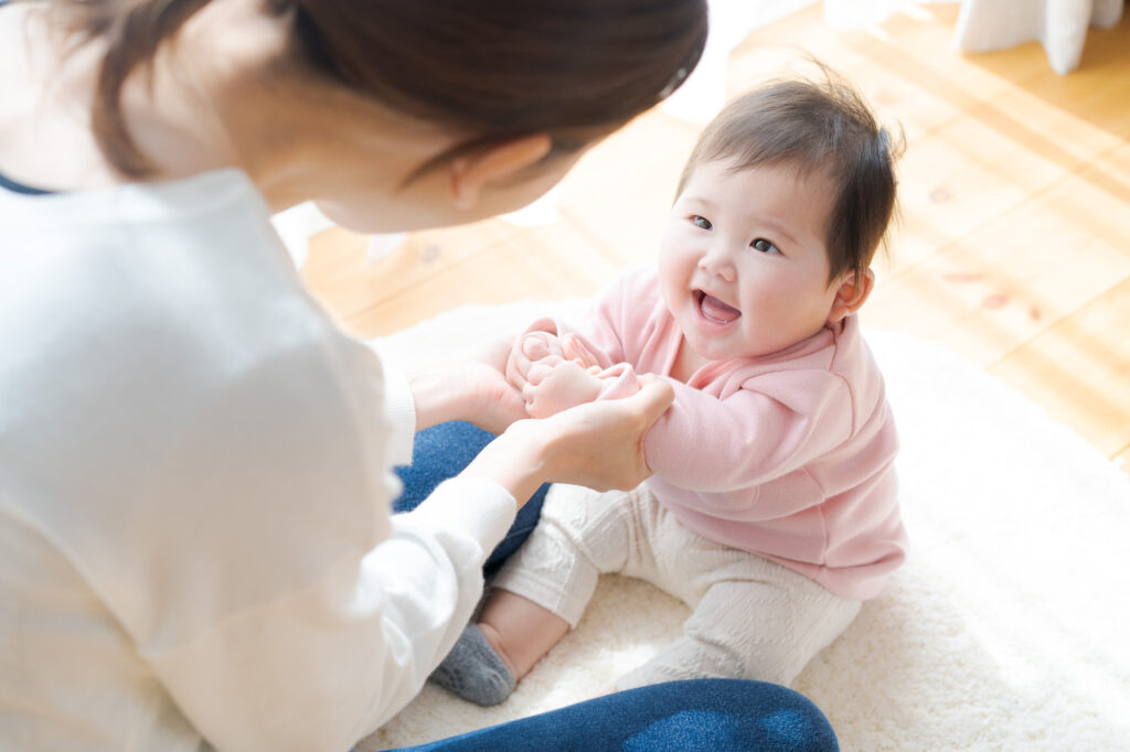 お座りをしている赤ちゃん