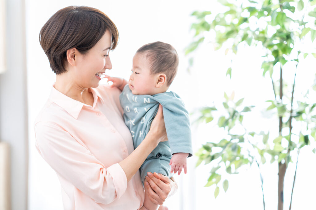 抱っこした赤ちゃんに話しかけるママ