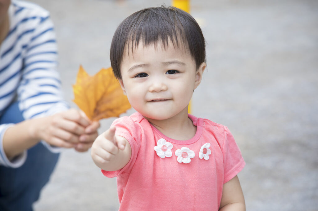 1歳の女の子　人差し指を突き出すポーズ