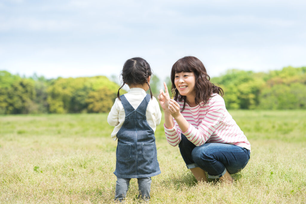 お話をするママと子供