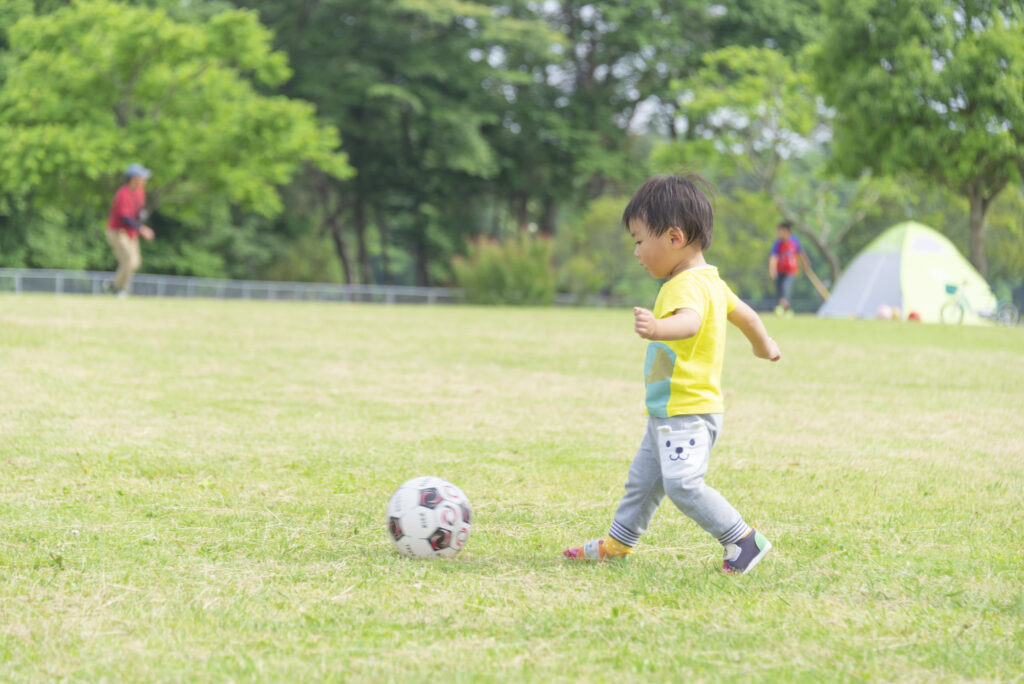 サッカーをする男の子