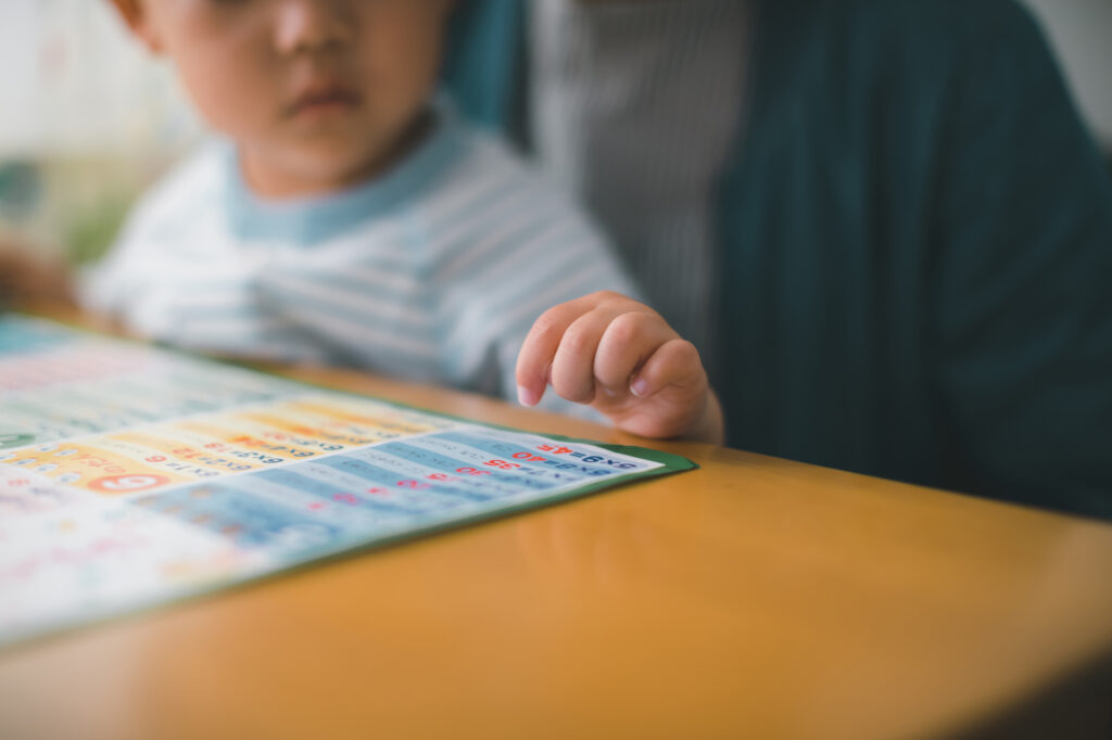 九九に興味を持ち指をさす子ども