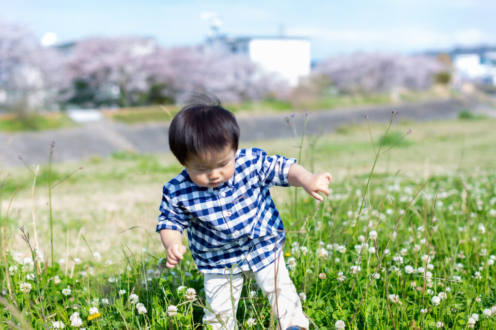 お散歩する1歳児