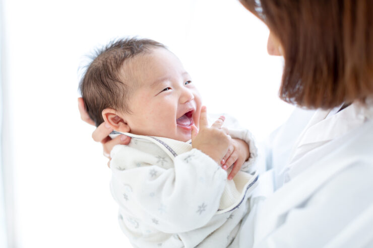 お母さんが0歳児をあやしている