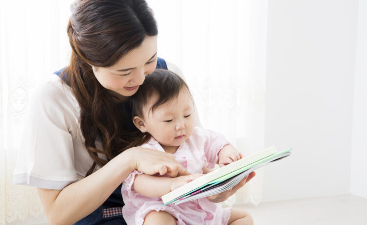 絵本の読み聞かせ