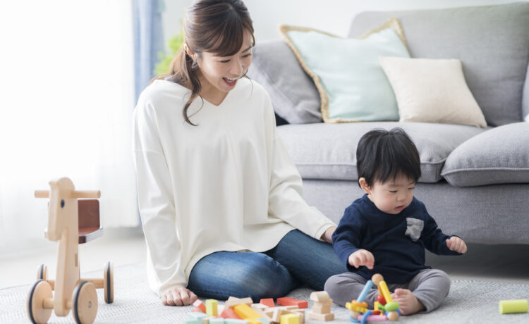1歳児と遊ぶママ