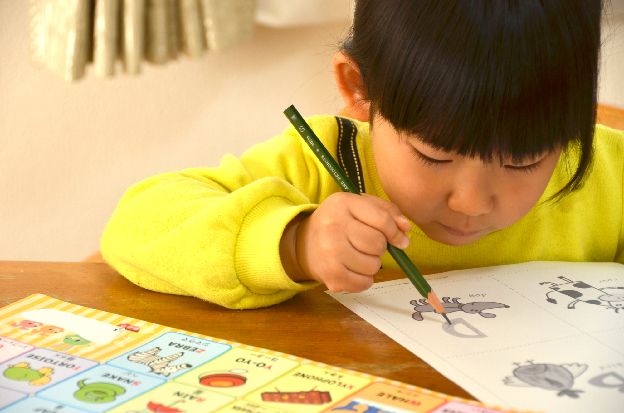 英語の勉強をする3歳児