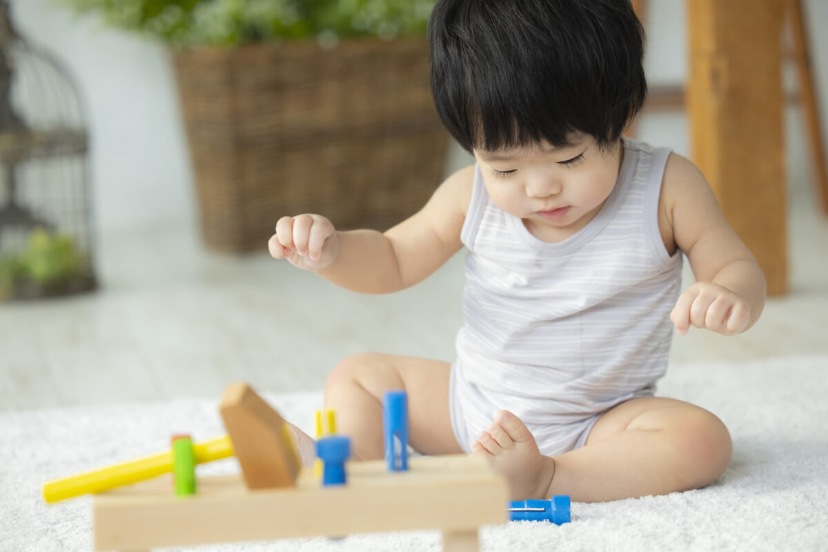 おもちゃで遊ぶ1歳児