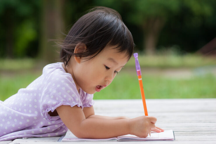 １歳の子供が無料のドリルで勉強している様子