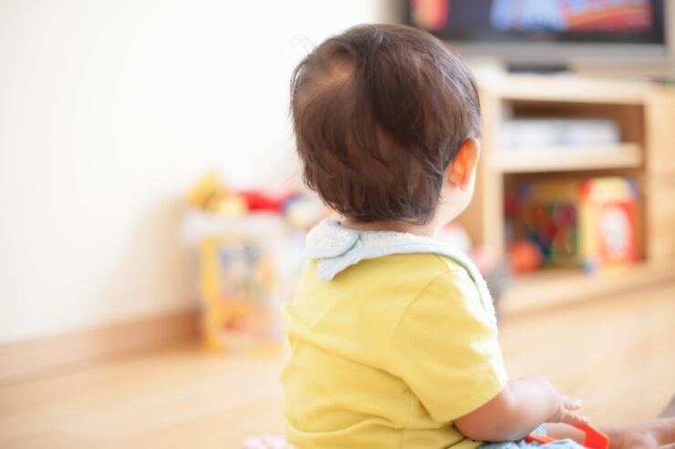 1歳児が教育のためにDVDを見ている様子