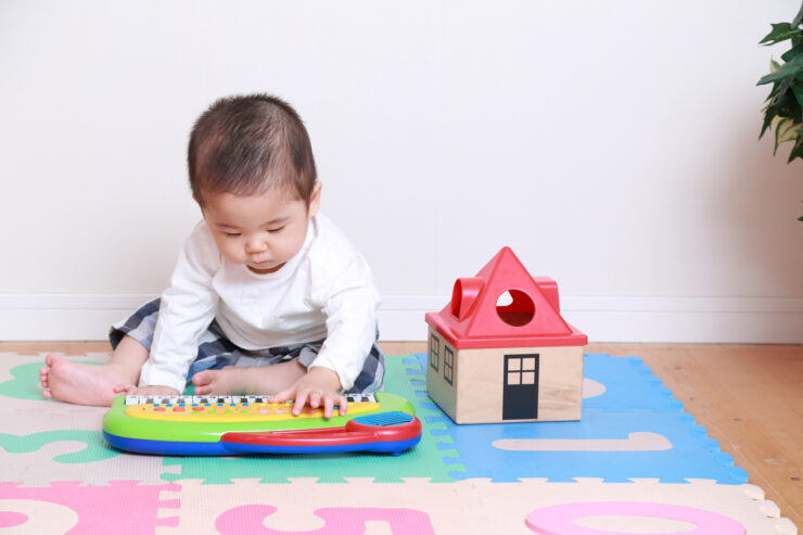 おもちゃで遊ぶ1歳児