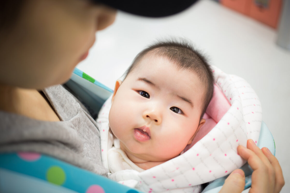 抱っこされる赤ちゃん