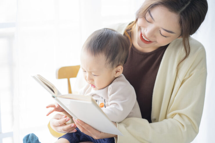 お母さんが2歳の子どもと一緒に英語の本を読んでいる