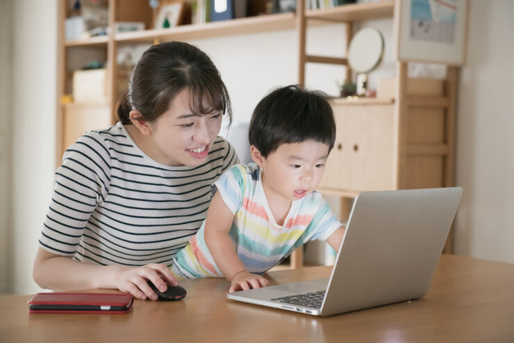 1歳児がママと七田式の通信教育の教材で勉強している様子