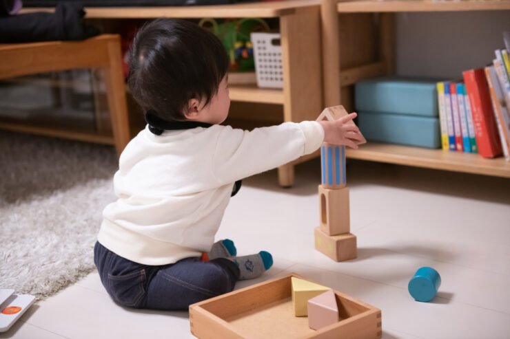 積み木で遊ぶ1歳児